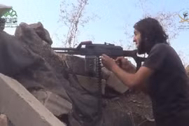 Một chiến binh thánh chiến thuộc tổ chức Ahrar Al-Sham, nhóm thánh chiến lớn thứ 2 sau FSA tấn công trên địa phận tỉnh Homs - ảnh video đối lập