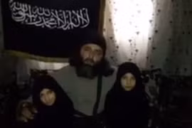 Chiến binh thánh chiến Al Nusra và hai con gái trước khi đẩy chúng vào cái chết