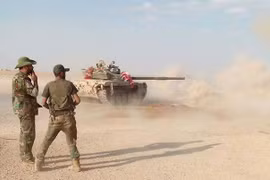 Xe tăng quân đội Syria chiến đấu ở Deir Ezzor