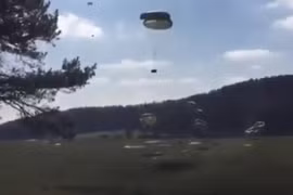 Nhảy dù bất thành, ba xe thiết giáp Humvee thành sắt vụn