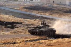 Xe tăng quân đội Syria tiến công trên chiến trường phía đông Aleppo