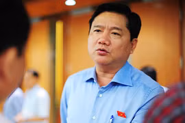 Bộ trưởng Đinh La Thăng bên hành lang Quốc hội. Ảnh:Giang Huy