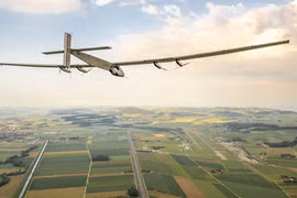 Chiếc máy bay “Solar Impulse II” chạy bằng năng lượng mặt trời lớn nhất thế giới.