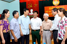 Ông Phạm Minh Huấn (giũa) tiếp xúc với cử tri Tuyên Quang