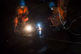 Trung Quốc cắt thân tàu chìm tìm người sống sót