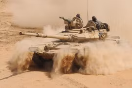 Xe tăng quân đội Syria trên sa mạc tỉnh Homs - ảnh minh họa Masdar News