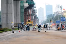Dầu tràn ra đường Trần Phú được phủ cát chống trơn trượt. Ảnh: Bá Đô.