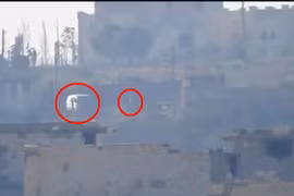 Xe buyt và chỉ huy chiến trường HTS trước khi bị tấn cong ở Aleppo - ảnh video truyền thông Palestine
