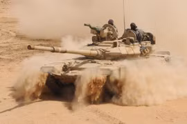 Xe tăng quân đội Syria tiến công trên chiến trường sa mạc - ảnh minh họa Muraselon