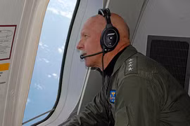 Đô đốc Scott Swift trong chuyến bay