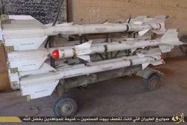 Tên lửa không đối không R-3, IS thu giữ được trên chiến trường khu vực sân bay Tabqa - Raqqa - ảnh South Front