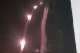 Hàng chục tên lửa được phóng lên trên vùng biên giới dải Gaza. Ảnh minh họa video