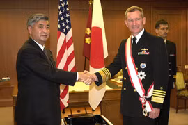 Đô đốc Dennis Blair (phải) trong một buổi lễ hồi năm 2005. (Ảnh: wikipedia.org)