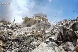 Xe tăng quân đội Syria tiến công trên chiến trường ngoại ô Đông Damascus