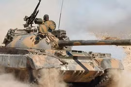 Xe tăng quân đội Syria trên chiến trường sa mạc tỉnh Homs, vùng biên giới với Iraq.