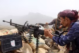 Chiến binh Houthi chiến đấu trên chiến trường miền bắc Yemen.