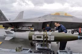 Lắp bom cho máy bay tiêm kích tàng hình F-22 Raptor. Ảnh Defence.Blog