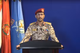 Phát ngôn viên lực lượng kháng chiến Yemen, thiếu tướng Yahya Sari thông báo về chiến thắng của Houthi. Ảnh South Front