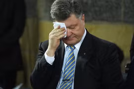 Tổng thống Petro Poroshenko đang đối mặt với nhiều khó khăn. Ảnh: Reuters