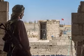 Một chiến binh người Kurd đang theo dõi xe tăng Thổ Nhĩ Kỳ ở Afrin. Ảnh minh họa South Front