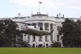 Trực thăng Sikorsky VH-92 (Thủy quân Lục chiến 1 - Marine One) hạ cánh trước Nhà Trắng - ảnh The Drive
