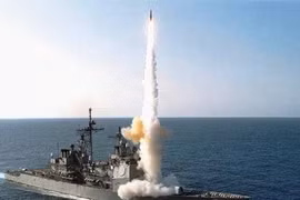 Chiến hạm Mỹ phóng tên lửa đánh chặn SM-6 - ảnh Raytheon