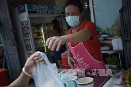 Người dân Thái Lan đeo khẩu trang phòng tránh lây nhiễm MERS tại khu chợ ở Bangkok. Ảnh: AFP/TTXVN
