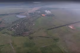 Quân đội Donesk pháo kích tiêu diệt các hỏa điểm của binh sĩ Ukraina. Ảnh minh họa video