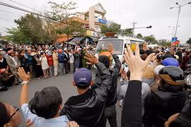 Hàng nghìn người đứng 2 bên đường nơi xe tang đi qua, tiễn biệt ông Nguyễn Bá Thanh.