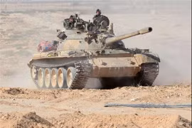 Xe tăng quân đội Syria tấn công IS trên sa mạc tỉnh Homs