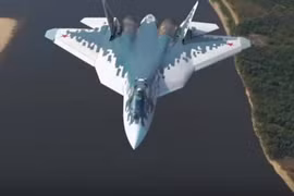 Máy bay tiêm kích tàng hình Su-57 trên không phận thao trường thử nghiệm. Ảnh từ máy bay vận tải An-12.