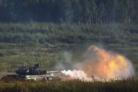 Xe tăng T-90 khai hỏa trên thao trường "Quân đội - 2018". Ảnh: Zvezda.