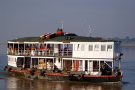 Một chiếc phà của Myanmar trên sông Irrawaddy. Ảnh: vagabondtraveltales.com.