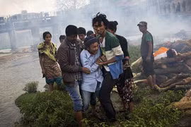 Người đàn ông Nepal suy sụp khi vừa dự đám tang của người thân thiệt mạng sau trận động đất. Ảnh: AP