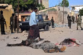Xác phiến quân Al Shebab bị tiêu diệt trong vụ tấn công căn cứ huấn luyện NISA ở Somalia ngày 21/6. Ảnh: AFP/TTXVN 