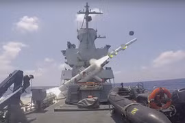 Tên lửa chống tàu Harpoon phóng từ chiến hạm Israel