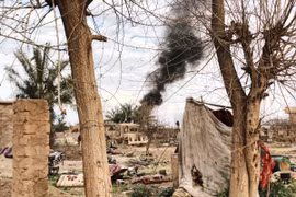 Tuyến phòng thủ Baghouz của IS dưới hỏa lực kinh hoàng của SDF và Liên quân do Mỹ dẫn đầu. Ảnh: Masdar News.