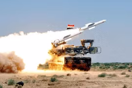 Tổ hợp tên lửa phòng không Syria phóng đạn - ảnh minh họa Masdar News