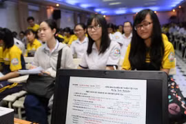 Học sinh Trường THPT Bùi Thị Xuân, Q.1, TP.HCM trong lần nghe hướng dẫn ghi hồ sơ dự thi THPT quốc gia - Ảnh: Như Hùng