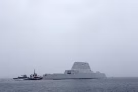 Khu trục hạm siêu tàng hình Zumwalt, sẽ gỡ bỏ pháo hạm. Ảnh UPI