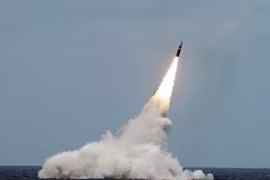 Tên lửa Trident II D5 không đầu đạn hạt nhân được phóng từ tàu ngầm mang tên lửa đạn đạo USS Maryland (SSBN 738) lớp Ohio ngoài khơi bờ biển Florida ngày 31.08.2016. Ảnh Hải quân Mỹ.
