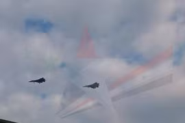 Hai chiếc tiêm kích lạ, được cho là Su-57 xuất hiện trên căn cứ không quân Khmeimim - ảnh @WaelAlHussaini