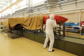 Lắp ráp tên lửa hành trình động cơ nguyên tử trong nhà xưởng thử nghiệm. Ả video Bộ Quốc phòng Nga.