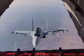 Cảnh chiếc Su-30SM xuất hiện trước khoang hàng hóa của IL - 76, ảnh video 