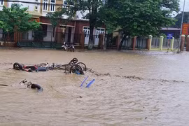 Vỡ đập ở Điện Biên, xe máy trôi khắp thị trấn