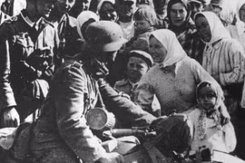 Người Ukraine chào đón quân phát xít Đức trong thời Thế chiến 2. 