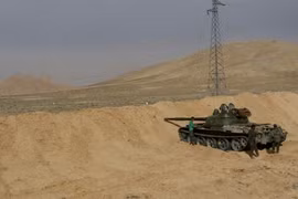 Xe tăng quân đội Syria trên chiến trường Palmyra