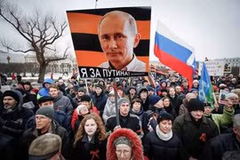 Hình ảnh Tổng thống Nga Putin trong cuộc tuần hành của những người "chống Maidan" phản đối cuộc biểu tình Kiev năm 2014 tại thành phố St.Petersburg. Ảnh: Reuters