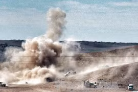Khói bốc lên sau các cuộc giao tranh tại Kobane. Ảnh: AFP-TTXVN