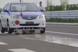 Xe ô tô thử nghiệm trên đệm từ trường. Ảnh video tài khoản Twitter QinduoXu